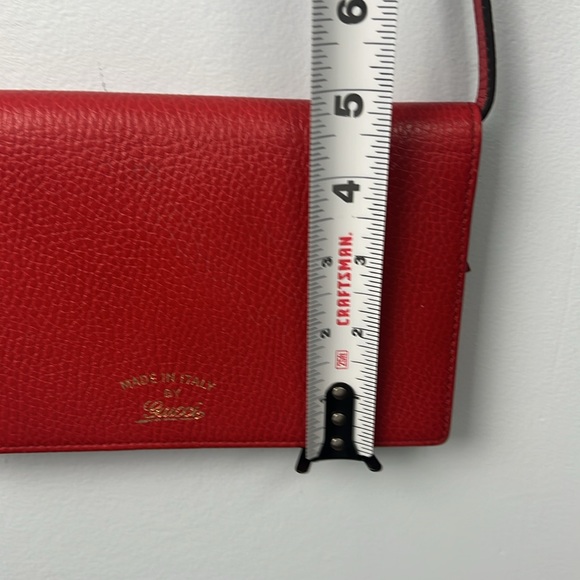 Gucci solid red dollar pebbled leather swing wallet w/ adjustable shoulder strap - Picture 15 of 17